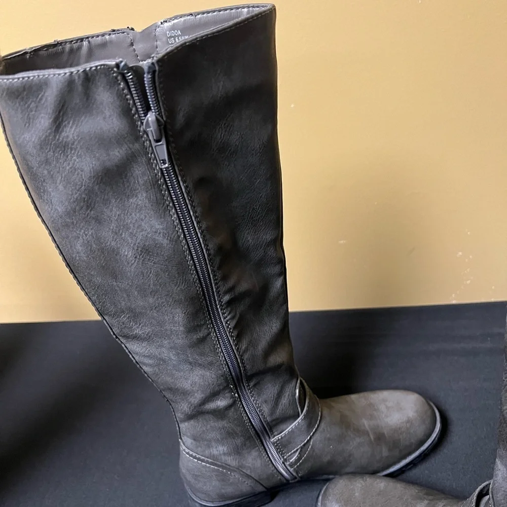 DIDOA GRAY KNEE HIGH SIZE 6.5 LADIES BOOTS. ZIPPER ON BOTH SIDES. 1-1/8” HERL